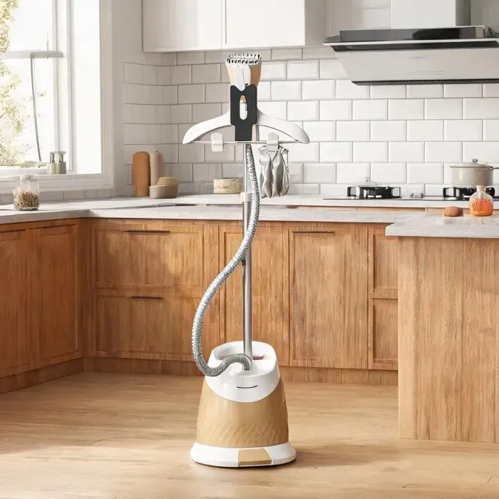 Défroisseur vapeur vertical en aluminium doré 1800 W autonomie 50 min réservoir 18 L