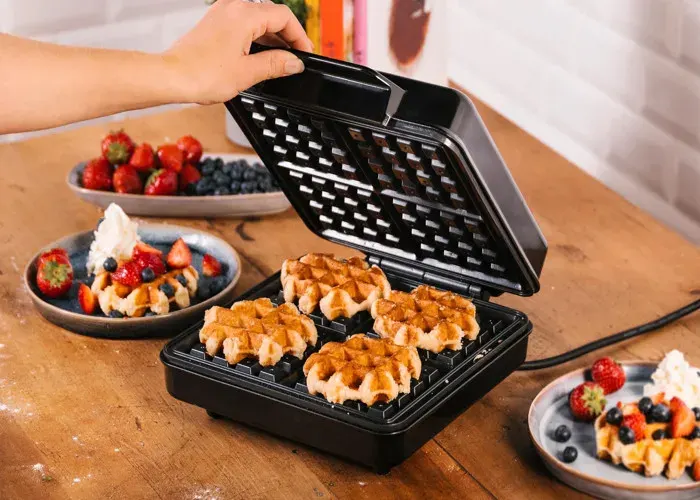Gaufrier 1200W (4 gaufres) poingnée froide / controle automatque
