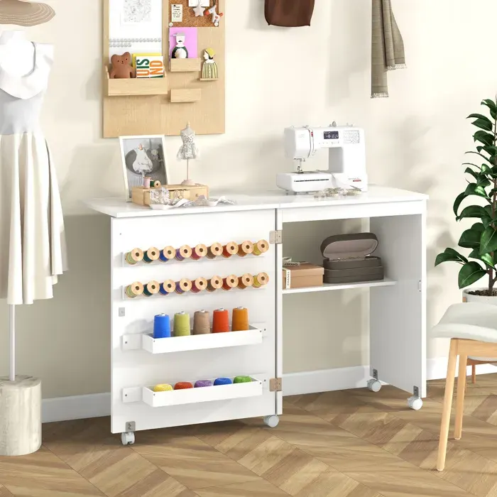 GIANTEX Table de Couture Pliante pour Machine à Coudre- avec Roulettes- 18 Rangées de Bâtonnets + 3 Etagères de Rangement- Blanc