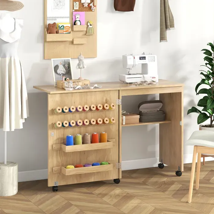 GIANTEX Table de Couture Pliante pour Machine à Coudre- avec Roulettes- 18 Rangées de Bâtonnets+ 3 Etagères de Rangement- Naturel