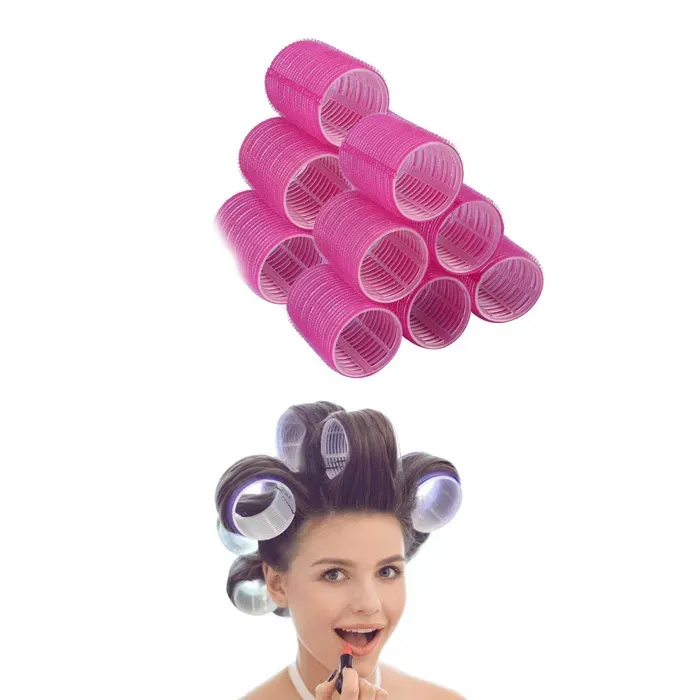 Les cheveux bouclés larges font partie du salon et de la racine des cheveux